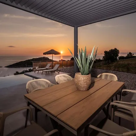 Ventalia Villas, 3br Sea View And Infinity Pool By Mana Gers Villa